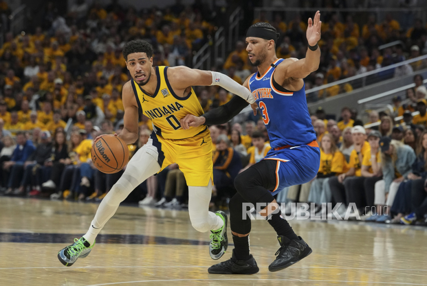 Guard Indiana Pacers Tyrese Haliburton (kiri) mendribel bola melewati guard New York Knicks Josh Hart pada pertandingan gim keempat playoff final Wilayah Timur NBA di Indianapolis, Rabu, 28 Mei 2025 pagi WIB. 