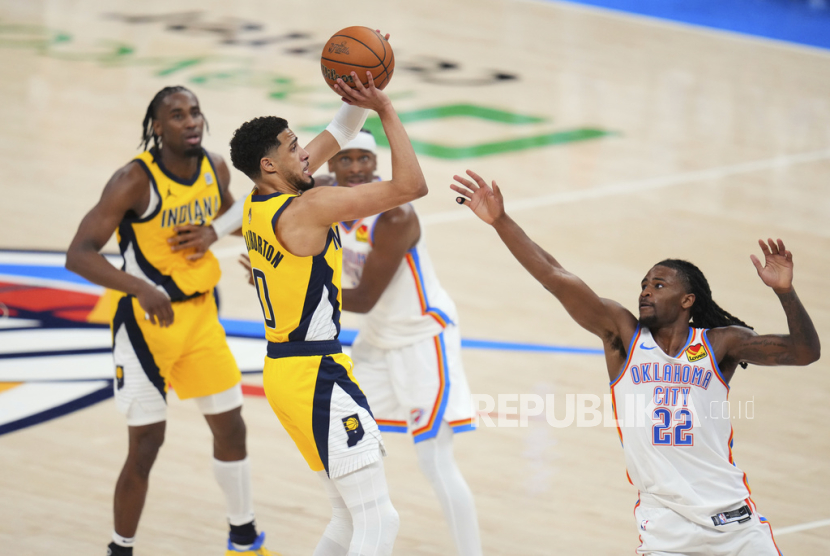 Guard Indiana Pacers Tyrese Haliburton melepaskan tembakan dijaga guard Oklahoma City Thunder Cason Wallace pada pertandingan pertama seri Final NBA, Jumat, 6 Juni 2025 pagi WIB, di Oklahoma City. 