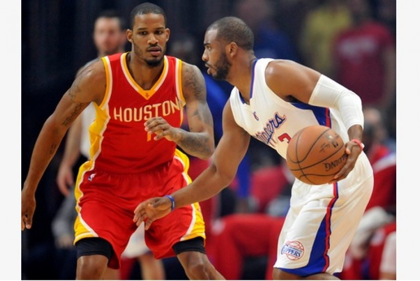 Guard LA Clippers Chris Paul membawa bola saat menghadapi Houston Rockets.