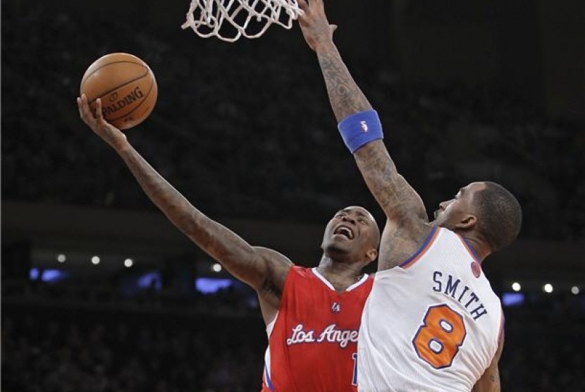 Guard Los Angeles Clippers, Jamal Crawford (kiri), berusaha menjaringkan bola saat menghadapi guard New York Knicks, J.R. Smith, di pertandingan NBA di Madison Square Garden, New York, Ahad (10/2). 