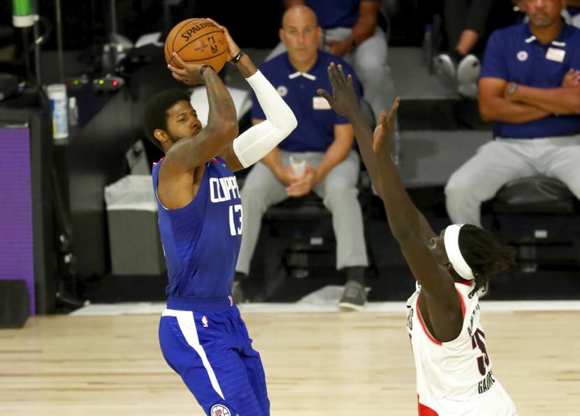 Guard Los Angeles Clippers Paul George melepaskan tembakan saat menghadapi Brooklyn Nets dalam lanjutan NBA.