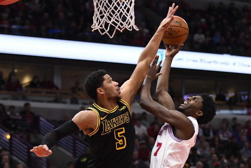 Guard Los Angeles Lakers, Josh Hart (kiri), menghadang guard Chicago Bulls, Justin Holiday, dalam pertandingan basket NBA di Chicago pada Jumat (26/1). 