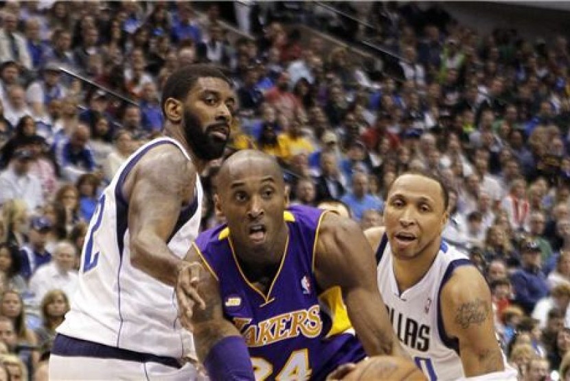  Guard Los Angeles Lakers, Kobe Bryant (tengah), melakukan drives diantara pemain Dallas Mavericks, guard O.J. Mayo (kiri) dan forward Shawn Marion, di laga NBA di Dallas, Texas, Ahad (24/2). 