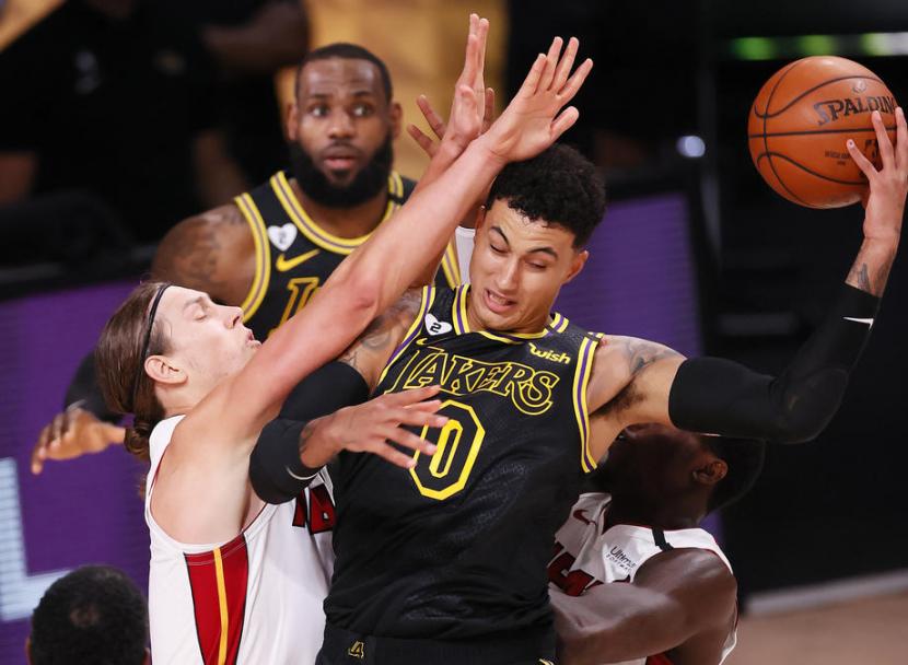 Guard Los Angeles Lakers Kyle Kuzma berusaha memasukkan bola saat melawan Miami Heat dalam gim kedua final NBA 2020 di Florida, AS, Sabtu (3/10) WIB.