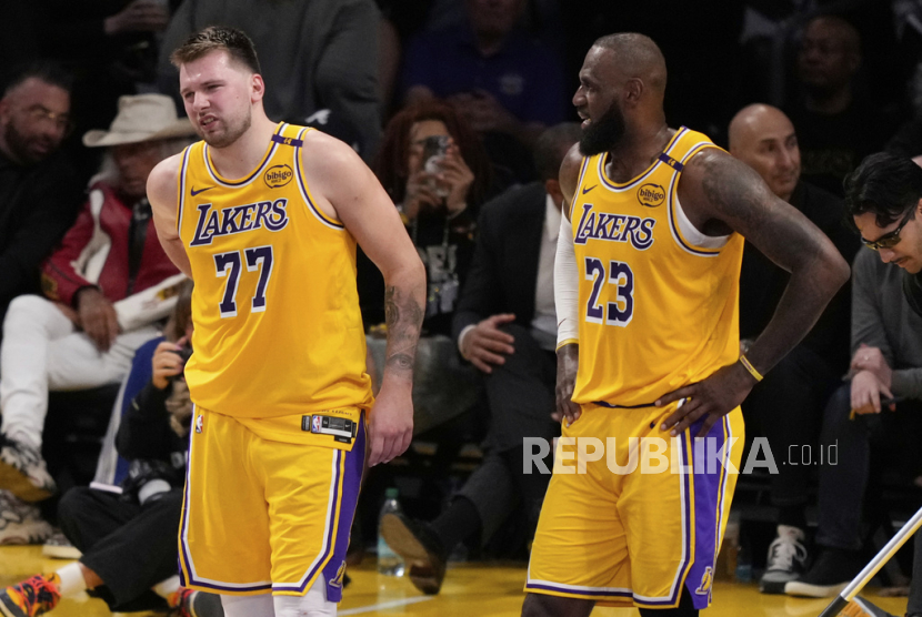 Guard Los Angeles Lakers Luka Doncic (kiri) dan LeBron James dalam pertandingan kelima playoff NBA melawan Minnesota Timberwolves.