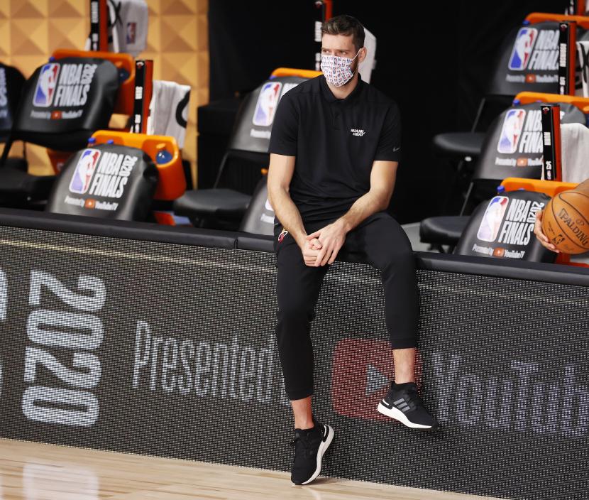 Guard Miami Heat Goran Dragic saat menyaksikan rekan-rekannya berjuang melawan LA Lakers pada gim ketiga final NBA 2020. Dragic hanya berada di pinggir lapangan karena cedera