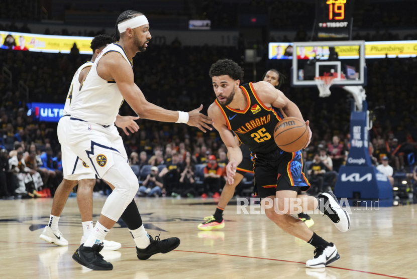 Guard Oklahoma City Thunder Ajay Mitchell (kanan) membawa bola ke ring dijaga Zeke Nnaji dari Denver Nuggets pada gim kedua semifinal Wilayah Barat NBA, Kamis, 8 Mei 2025 pagi WIB, di Oklahoma City. 
