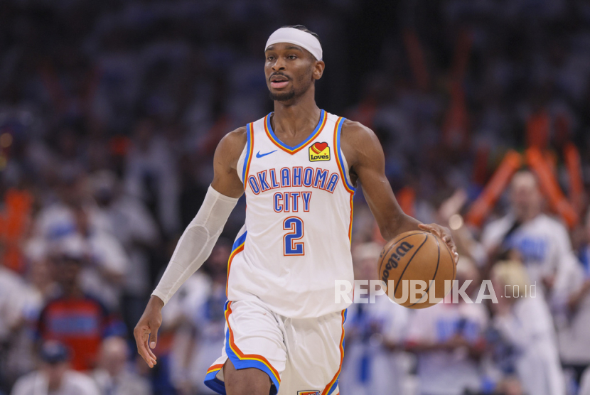 Guard Oklahoma City Thunder Shai Gilgeous-Alexander membawa bola saat melawan Minnesota Timberwolves pada gim pertama playoff Final Wilayah Barat NBA, Rabu (21/5/2025) pagi WIB, di Oklahoma City. 