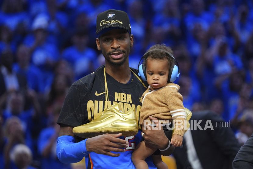Guard Oklahoma City Thunder Shai Gilgeous-Alexander usai juara NBA 2024-2025.