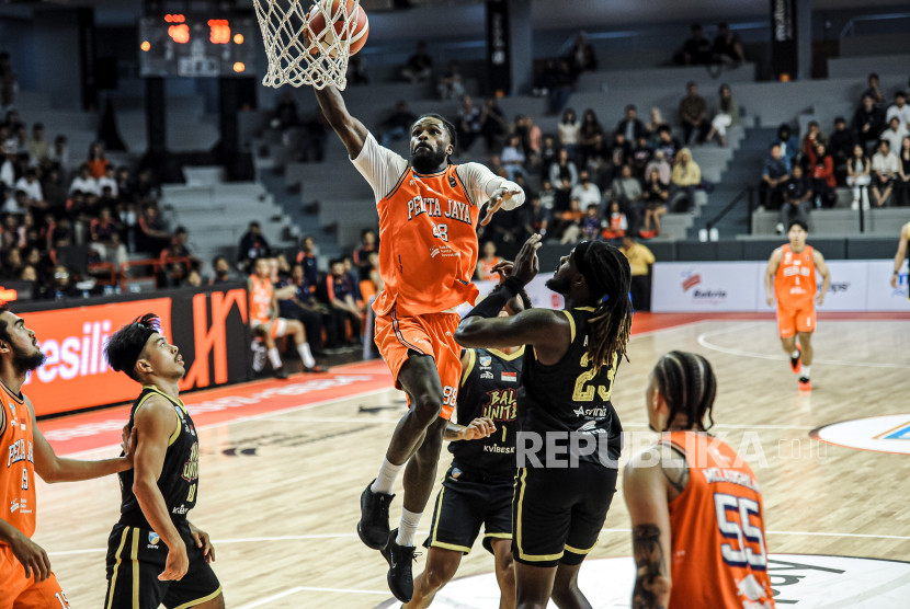 Guard Pelita Jaya Jakarta Jerome Anthony Beane Jr melakukan lay up saat menghadapi Bali United Basketball dalam pertandingan IBL Gopay 2025 di Gelanggang Mahasiswa Soemantri Brodjonegoro, Selasa (4/3/2025).