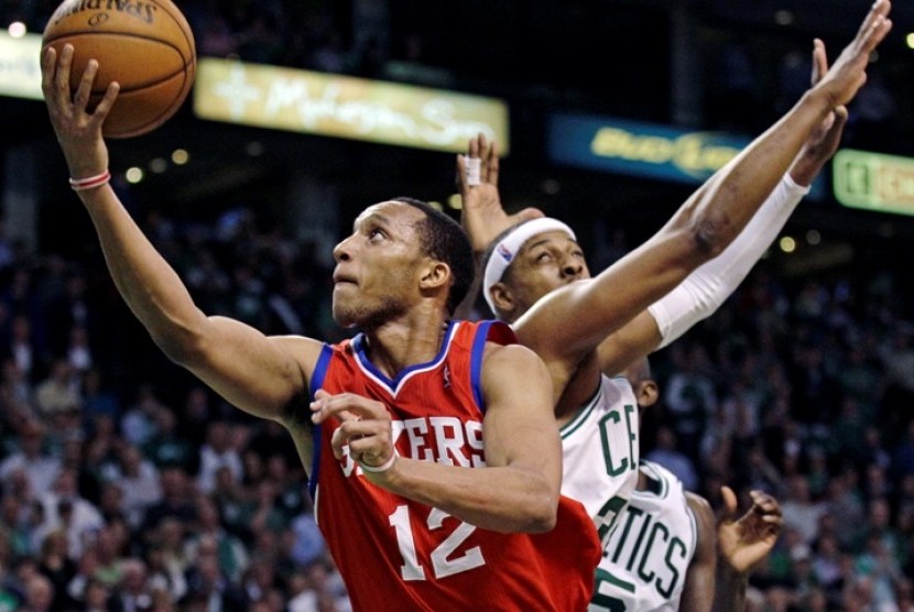 Guard Philadelphia 76ers, Evan Turner (12) mencetak skor dalam gim kedua semifinal Playoff Wilayah Timur di Boston (14/5).