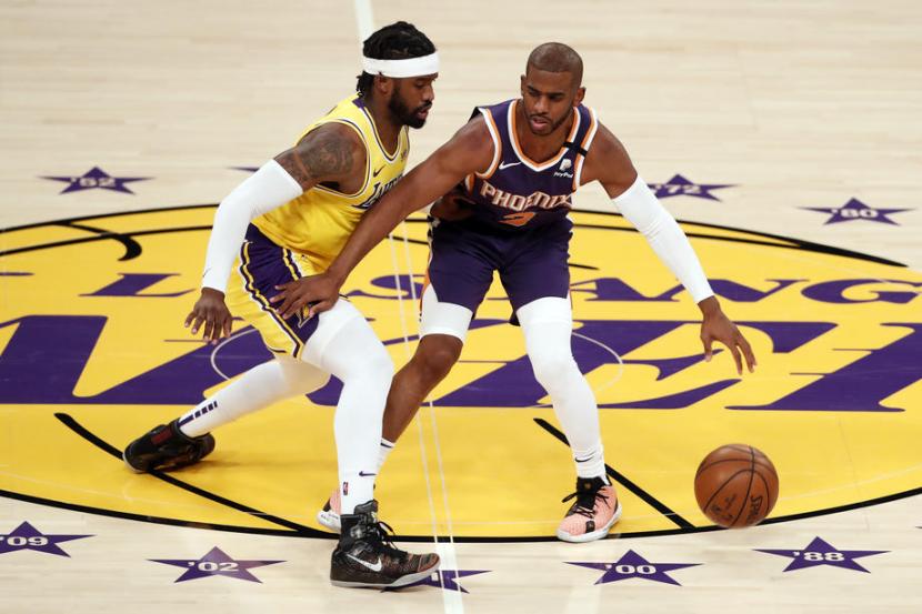 Guard Phoenix Suns Chris Paul (kanan) saat membela timnya menghadapi Los Angeles Lakers di play-off NBA.