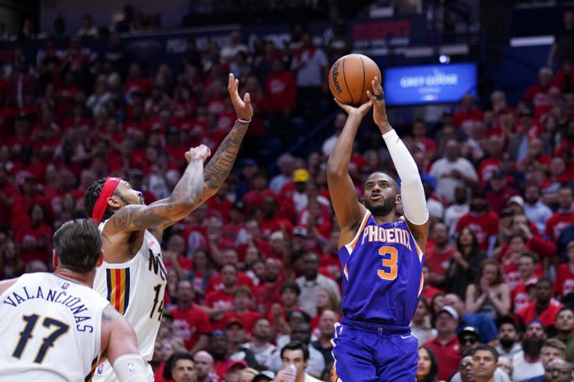 Guard Phoenix Suns Chris Paul melepaskan tembakan pada laga playoff NBA melawan New Orleans Pelicans.