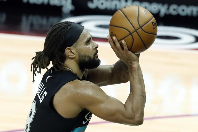 Guard San Antonio Spurs, Patty Mills, mengeksekusi lemparan bebas saat menghadapi Los Angeles Clippers dalam lanjutan NBA 2020/2021. 