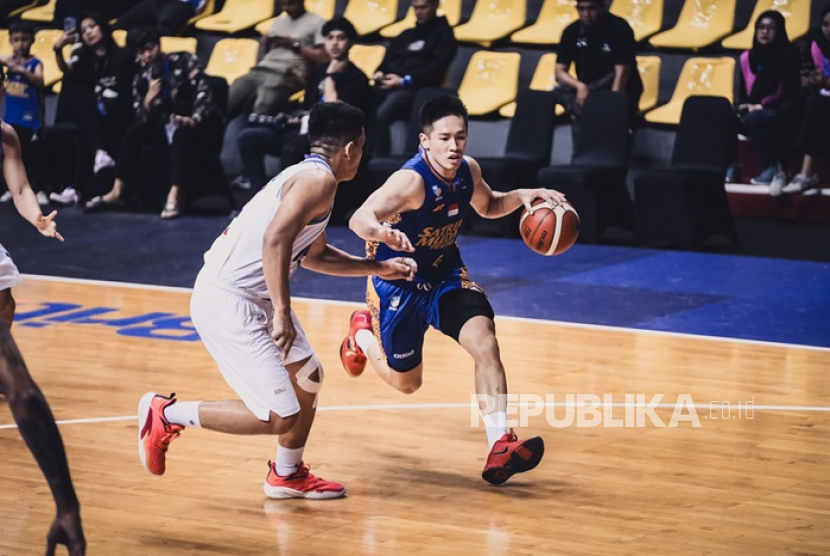 Guard Satria Muda Pertamina Abraham Damar Grahita (kanan) membawa bola dalam pertandingan IBL 2025 melawan Tangerang Hawks di Britama Arena, Kelapa Gading, Jakarta Utara, Rabu (5/3/2025).