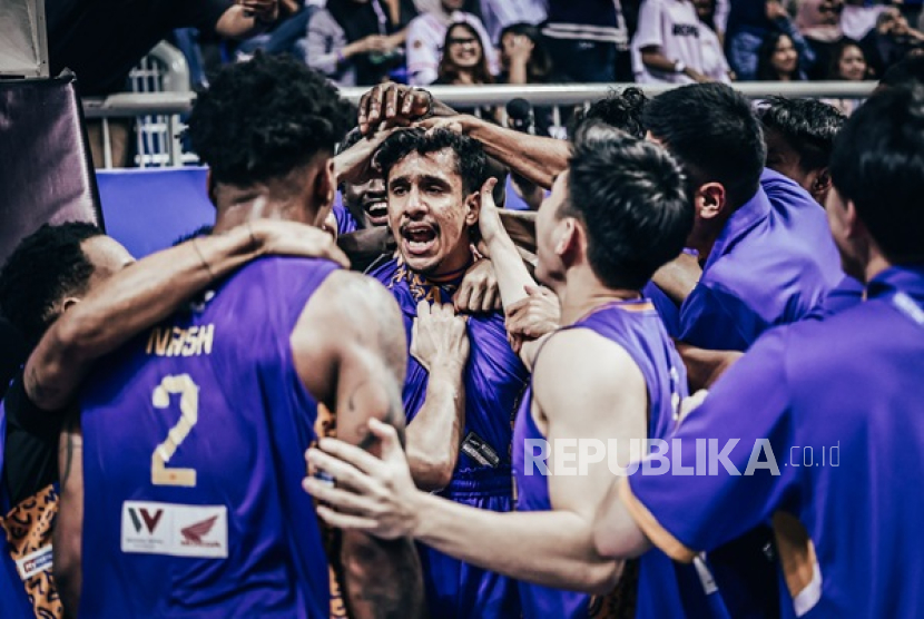 Guard Satria Muda Pertamina Ali Bagir Wayarabi Alhadar (tengah) mendapatkan selamat dari rekan setimnya setelah menjadi penentu kemenangan Satria Muda atas Pelita Jaya Jakarta 85-83 dalam pertandingan IBL Gopay 2025.