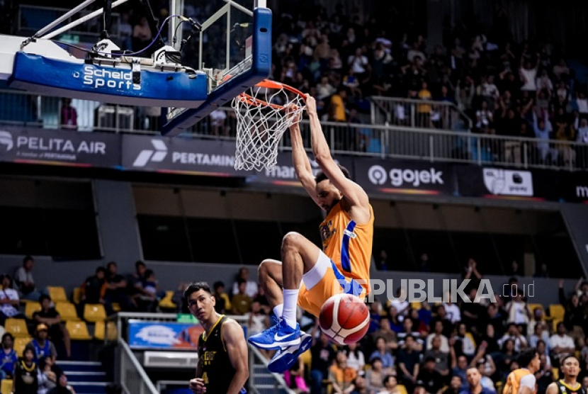 Guard Satria Muda Pertamina Amine Noua melakukan dunk dalam pertandingan ketiga playoff putaran pertama IBL 2025 melawan Prawira Bandung di Britama Arena, Jakarta Utara, Ahad (29/6/2025) malam.