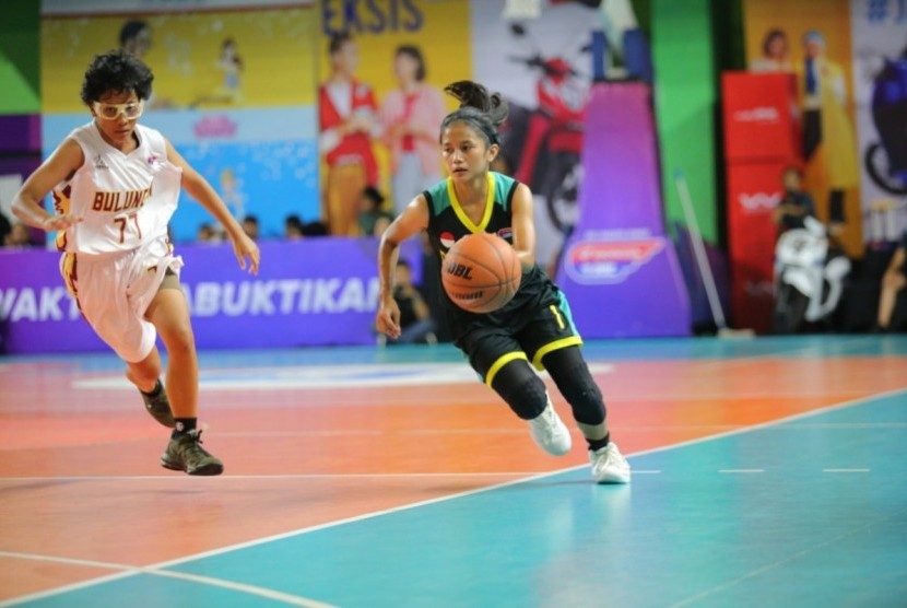 Guard SMAN 28 Jakarta (jersey hitam), Yasyfa Shabrina, saat melawan SMAN 70 Jakarta