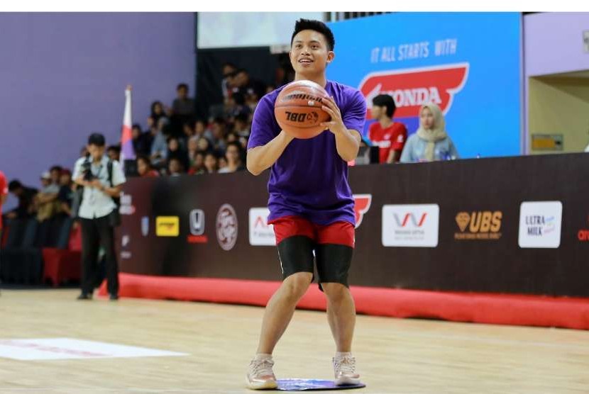 Guard timnas basket putra Indonesia Andakara Prastawa Dhyaksa beraksi dalam Honda 2 Ball Challange yang bertujuan menyumbang dana untuk korban gempa di Lombok.