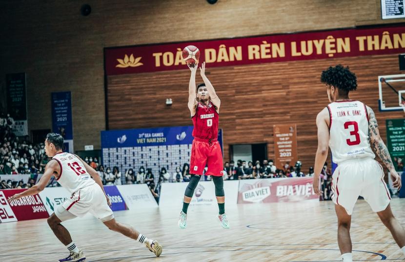 Guard timnas basket putra Juan Laurent Kokodiputra melepaskan tembakan pada pertandingan SEA Games Vietnam.