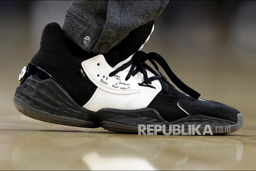 Guard Toronto Raptors Kyle Lowry mengenakan sepatu bertulikan penghormatan kepada Kobe Bryant.