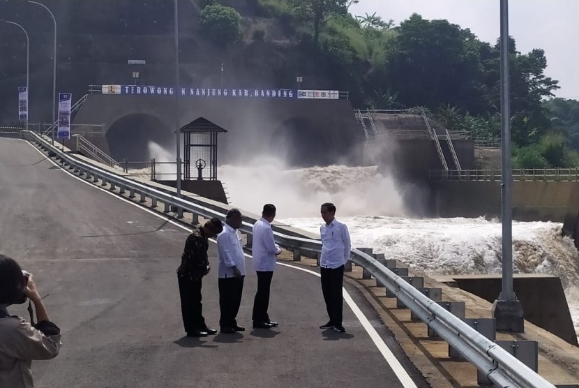 Presiden Jokowi meresmikan Terowongan Nanjung Curug Jompong di Kabupaten Bandung, Rabu (29/1). 