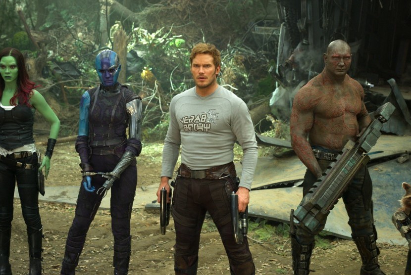 Salah satu adegan film Guardians Of The Galaxy Vol 2. Karakter Gamora (kiri) yang diperankan Zoe Saldana semula akan menemui ajalnnya di Vol 2 (2017), namun kisahnya baru diakhiri di Avengers: Infinity War (2018). 