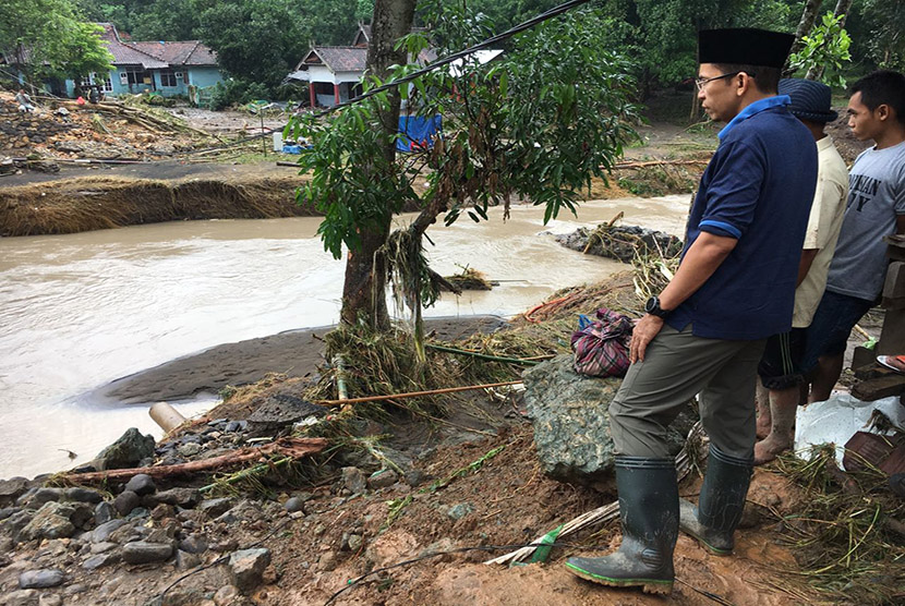 Gubernur NTB TGH M Zainul Majdi meninjau langsung lokasi banjir di Kota Bima, Kamis (22/12).  Gubernur NTB TGH M Zainul Majdi meninjau langsung lokasi banjir di Kota Bima, Kamis (22/12).  