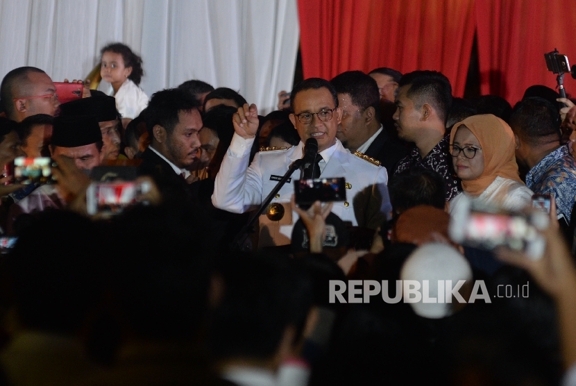 Gubernur DKI Jakarta Anies Baswedan memberikan sambutan acara pesta rakyat pelantikan gubernur dan wakil gubenrur DKI Jakarta Anies-Sandi di halaman Balai Kota, Jakarta, Senin (16/10) malam. 