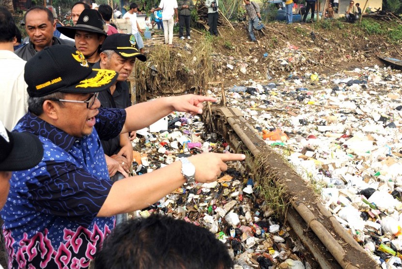 Gubernur Jabar Ahmad Heryawan meninjau tumpukan sampah yang menyumbat aliran anak Sungai Citarum, belum lama ini.