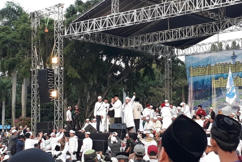 Gubenur DKI Jakarta, Anies Baswedan memberikan sambutan  dalam acara Reuni 212 di Lapangan Monas, Jakarta, Sabtu (2/12)