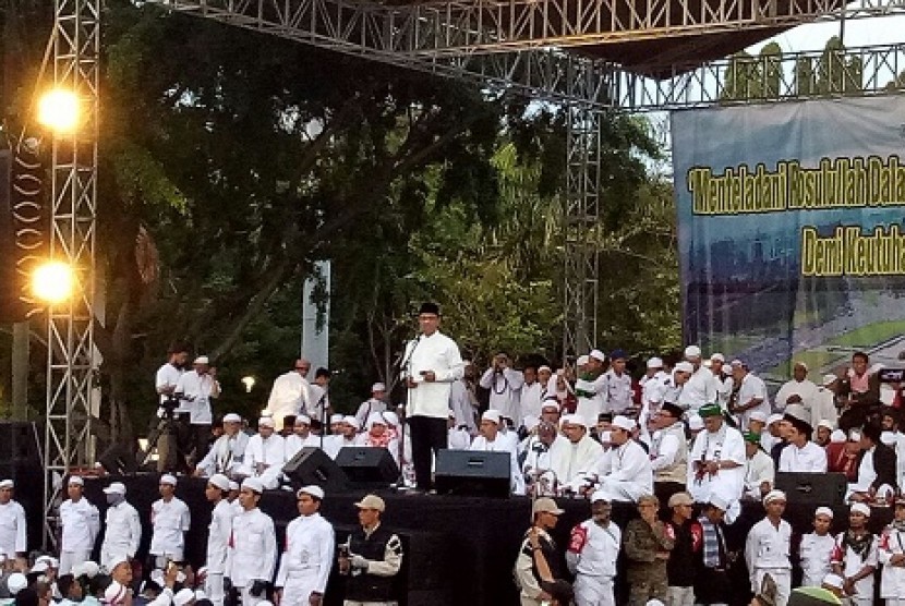 Gubernur DKI Jakarta, Anies Baswedan memberikan sambutan dalam acara Reuni 212 di Lapangan Monas, Jakarta, Sabtu (2/12)