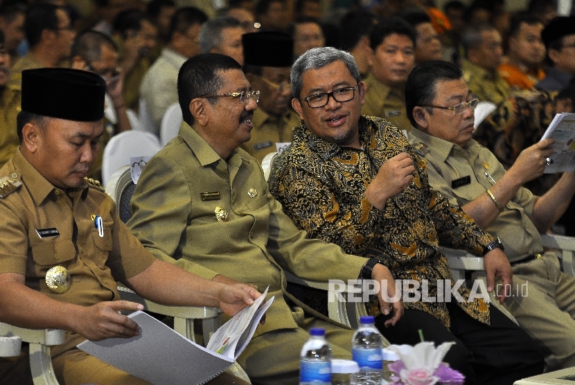 Gubenur Jawa Barat Ahmad Heryawan (kedua Kanan) berbincang dengan Gubernur Sumatra Utara Erry Nurhadi (kedua kiri) saat menghadiri acara Rapat Koordinasi Persiapan Pelaksanaan Pilkada Serentak 2018 (Ilustrasi)