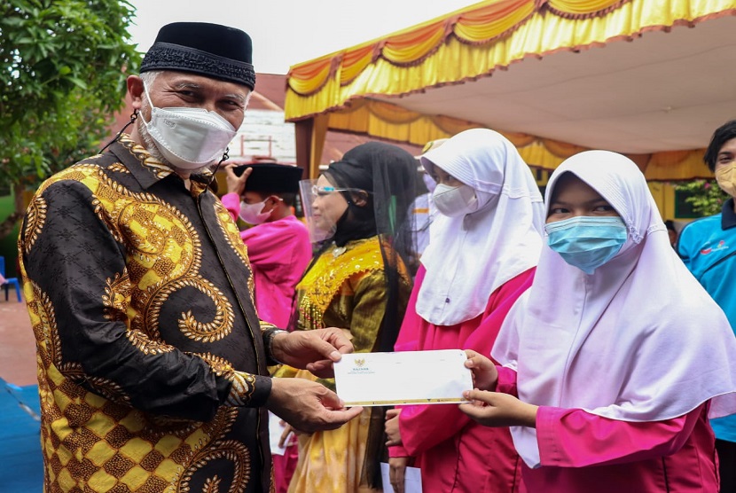 Gubenur Sumatera Barat Mahyeldi bersama Baznas Sumbar menyerahkan bantuan beasiswa Rp. 50 juta untuk 100 siswa SMP 1 Dumai yang terdampak bencana banjir rob beberapa waktu lalu. 