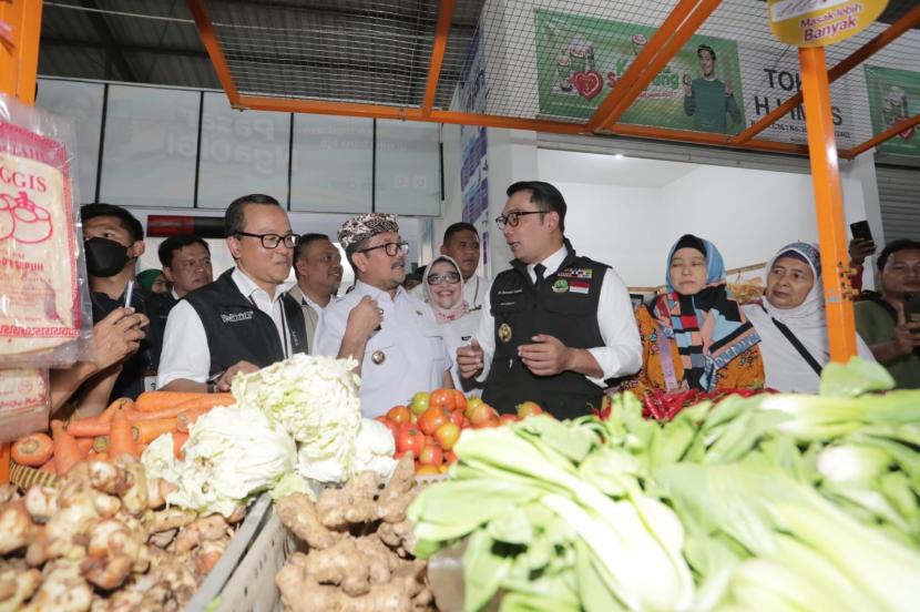 Gubermur Jawa Barat, Ridwan Kamil, meninjau Pasar Pasalaran, Kabupaten Cirebon, dalam rangkaian agenda Siaran Keliling (Sarling) Jabar, Rabu (25/1/2023). 
