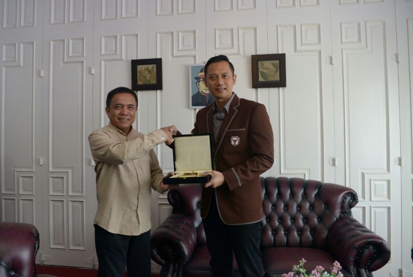 Gubernur Aceh Irwandi Yusuf menerima kunjungan silaturrahmi Direktur Eksekutif The Yudhoyono Institute (TYI), yang juga putra dari mantan Presiden SBY, Agus Harimurti Yudhoyono, di kediamannya, Selasa (14/11), pagi.