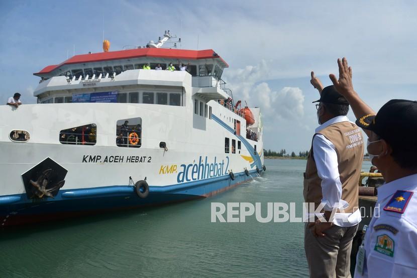 Gubernur Aceh Nova Iriansyah (kedua kanan) melambaikan tangan kepada penumpang saat pelayaran perdana KMP Aceh Hebat-2 di Pelabuhan Ulee Lheue, Banda Aceh, Aceh, Sabtu (30/1/2021). Pelayaran perdana KMP Aceh Hebat-2, salah satu dari tiga kapal baru yang melayani rute penyeberangan Pulau Sabang, Pulau Simeulue dan Pulau Banyak itu untuk mendukung konektivitas perekonomian dan pariwisata. 