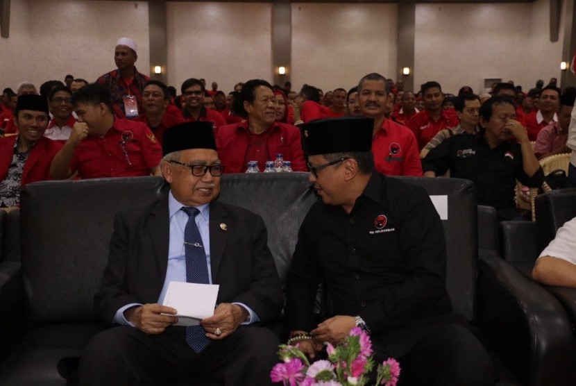 Gubernur Aceh Zaini Abdullah berbincang bersama Sekjen DPP PDIP Hasto Kristiyanto dalam acara pembukaan Rakerda PDIP Provinsi Aceh, di Hotel Grand Aceh, Sabtu (6/8).