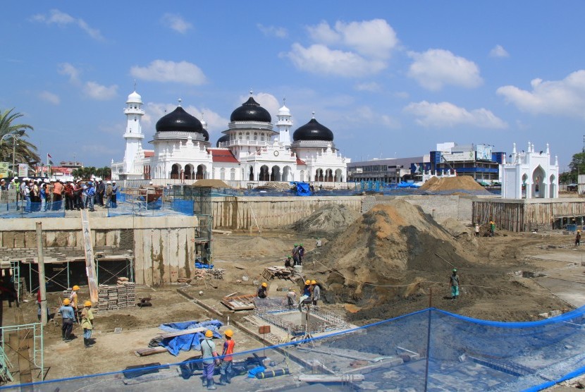 Gubernur Aceh Zaini Abdullah bersama rombongan berdiri di sisi kiri masjid menyaksikan pekerjaan proyek pembangunan perluasan Masjid Raya Baiturrahman, Banda Aceh, Rabu (17/2). 