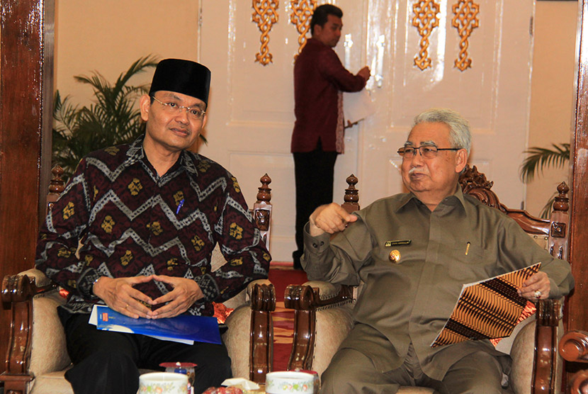 Gubernur Aceh, Zaini Abdullah (kanan).