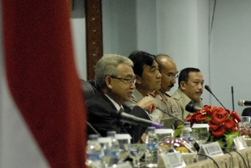 Gubernur Aceh, Zaini Abdullah (kiri) didampingi Dirjen PMD Kemendagri, Tarmizi Karim (dua kiri), Kapolda Aceh, Irjen Pol herman Effendi (dua kanan) dan sejumlah Muspida Plus Aceh