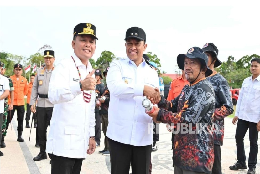 Gubernur Agustiar Sabran dan Wakil Gubernur Edy Pratowo dalam apel kesiapsiagaan karhutla tingkat Provinsi Kalimantan Tengah, Rabu (28/5/2025).