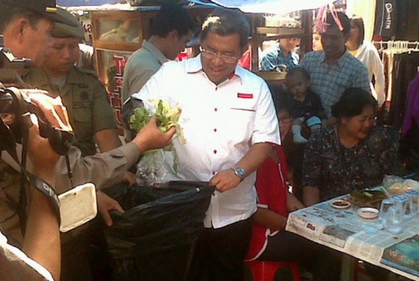 Gubernur Ahmad Heryawan mengajak semua pedagang kaki lima (PKL) yang berada di sekitar Lapangan Gasibu Bandung agar tetap menjaga kebersihan lingkungan sekitar.