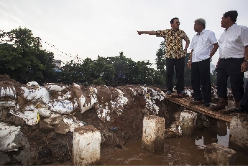 Gubernur Ahok tinjau tanggul Kali Sunter, Kelapa Gading, Jakarta Utara, Kamis (12/2).