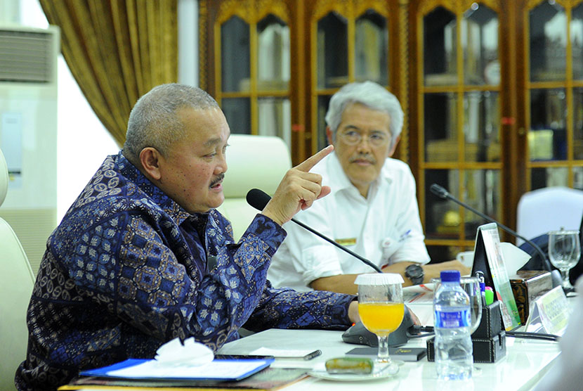  Gubernur Alex Noerdin saat menerima Hasan Turcahyo, pimpinan proyek TJJS Palembang-Indralaya di Griya Agung, Rabu (1/3).