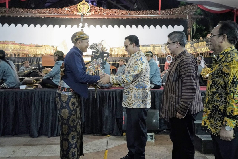 Gubernur Anies Baswedan bersama masyarakat saksikan wayang kulit di Pasar Seni Ancol.