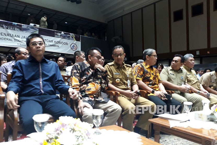 Gubernur Anies Baswedan menghadiri sosialisasi penataan jalan dan trotoar koridor Jenderal Sudirman-MH Thamrin di Ruang Balai Agung, Gedung Balai Kota, Jalan Medan Merdeka Selatan, Jakarta Pusat, Selasa (6/3).