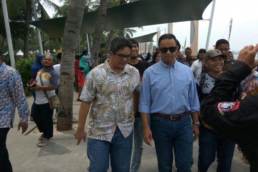 Gubernur Anies Baswedan mengunjungi Pantai Ancol.