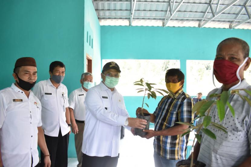 Gubernur Babel Erzaldi ketika melakukan pertemuan dengan masyarakat setempat di ruang pertemuan desa dalam kegiatan penyerahan bantuan bibit durian secara simbolis kepada warga, Rabu (2/12). 