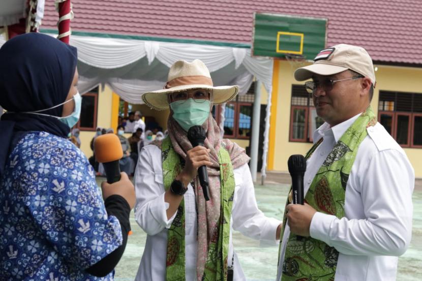 Gubernur Babel Erzaldi Rosman didampingi Ketua Dekranasda Provinsi Kepulauan Babel, Melati Erzaldi, memberikan bantuan ke SMK 2 Tanjung Pandan.